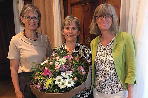 Elsi Bärlocher, Alexandra Beck (mit Blumenstrauss) und Claudia Bieg an der der Weinfelder Parlamentssitzung